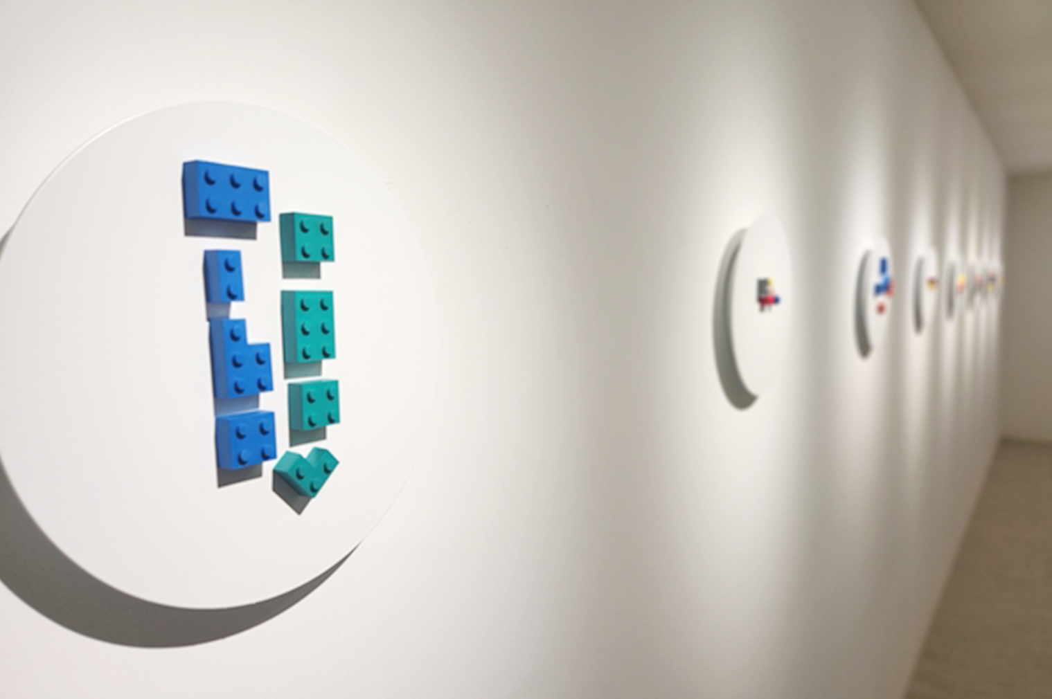 박미 작가 개인전 <물질을 이루는 아주 작은 알갱이> 13일까지 창원 샤갤러리…블록 옮기며 풍경 재창조