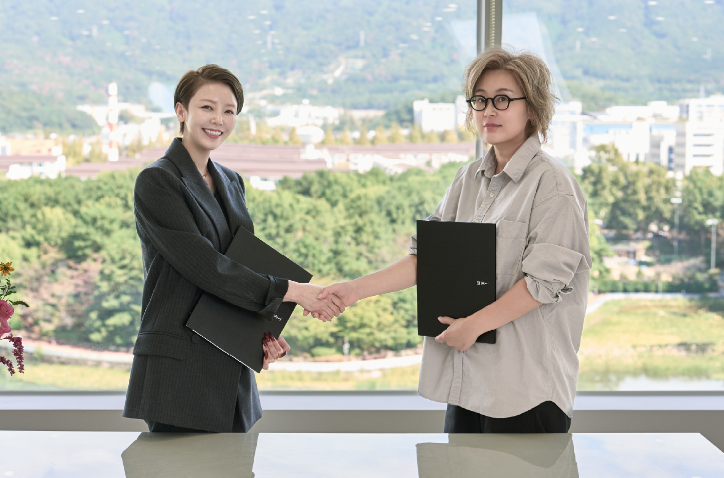 샤아트컴퍼니·샤갤러리·샤홀딩스 박진희 대표, 아트경남과 손잡고 지역 미술문화 확장 나선다